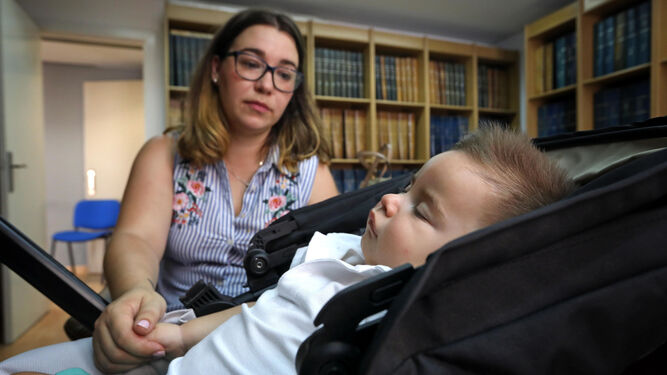 El pequeño Daniel y su madre Virginia Barrera, ayer, en 'Diario de Jerez'.