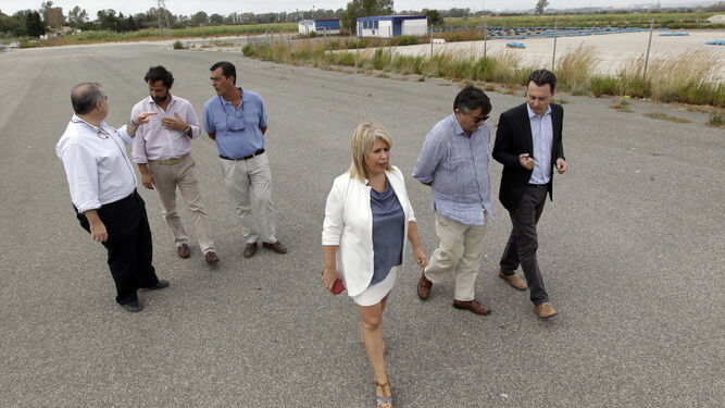 La alcaldesa y el delegado de Economía, en una visita hace dos años a los terrenos del futuro centro del motor.