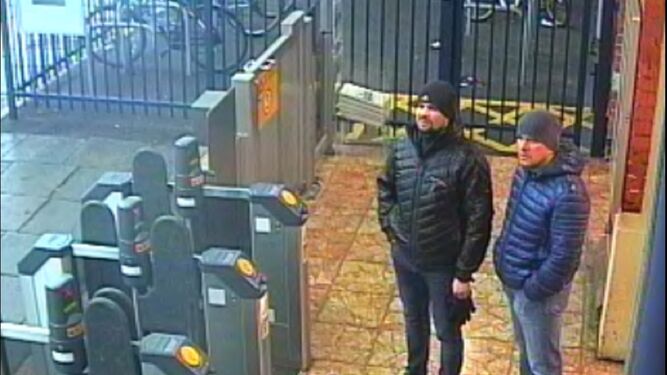 Captura de vídeo del 3 de marzo de 2018 que muestra a los dos hombres señalados por el Reino Unido como sospechosos del envenenamiento del ex espía ruso Serguéi Skripal y de su hija.