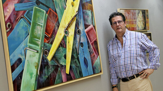 José Manuel Reyes posa junto a una de las obras que exhibe desde hoy en la Sala ArteaDiario.