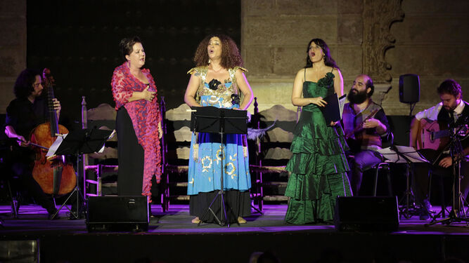 En el Patio de la Montería junto a Fahmi Alqhai cantan Carmen Linares, Ghalia Benali y Mariví Blasco.
