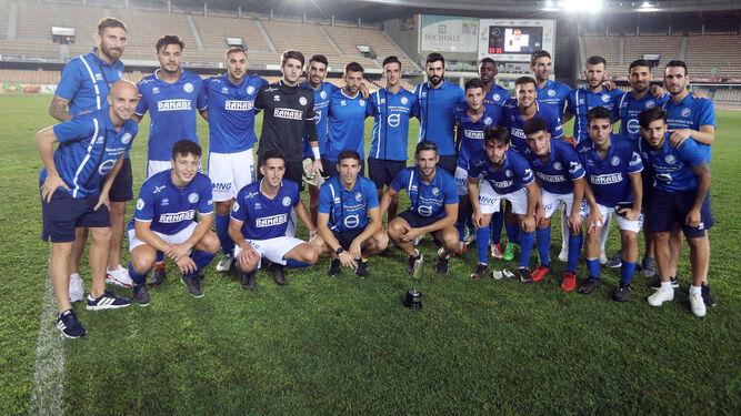 Los jugadores del XDFC posan con el Trofeo de La Vendimia que conquistaron ante la Roteña gracias al gol de Adrián Gallardo.