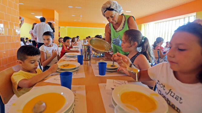 Varios niños, durante el almuerzo servido ayer en el comedor de San Juan de Dios.