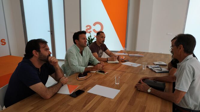Un momento de la reunión entre miembros de Ciudadanos y de la Federación de Motoclubes de Jerez.