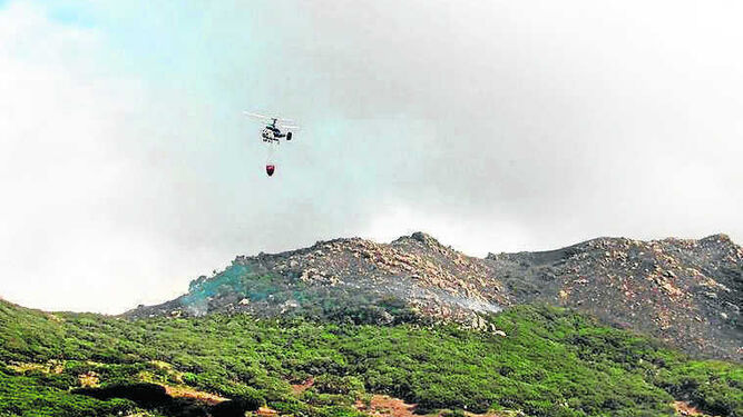 Un helicóptero durante las labores de extinción en un incendio en Tarifa.