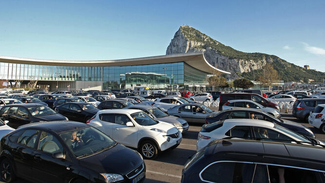 Colas para salir de Gibraltar, junto al aeropuerto.