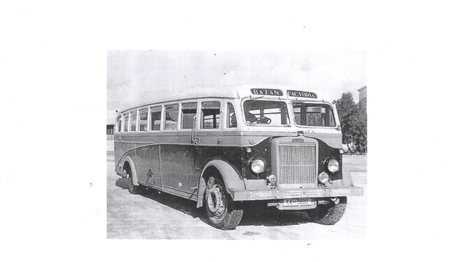 Autobús que trasladaba a los trabajadores al astillero en los 60.