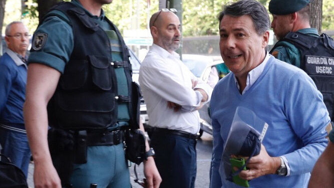 El ex presidente de la Comunidad de Madrid Ignacio González, acompañado por guardias civiles para proceder al registro de su despacho en abril de 2017.