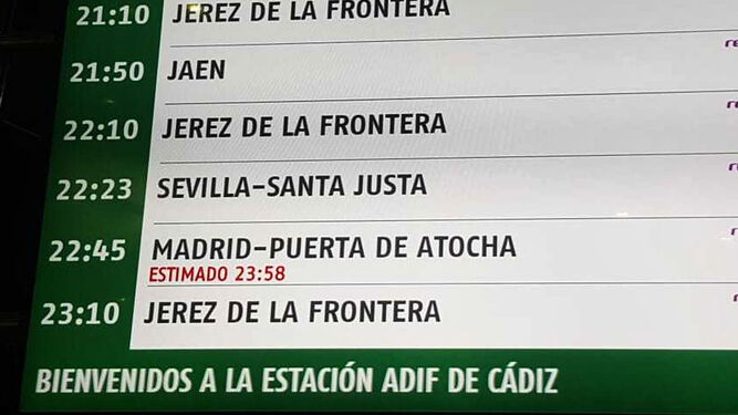 El panel de llegadas de la estación de Cádiz que ayer, a media tarde, ya reflejaba el serio retraso del tren de Madrid.