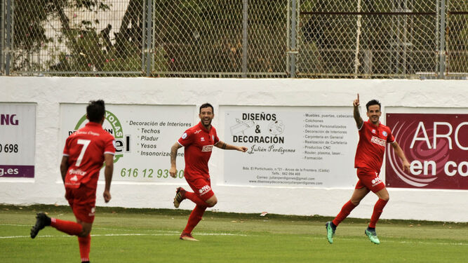 Adrián Gallardo celebra uno de los goles en el Barbadillo.