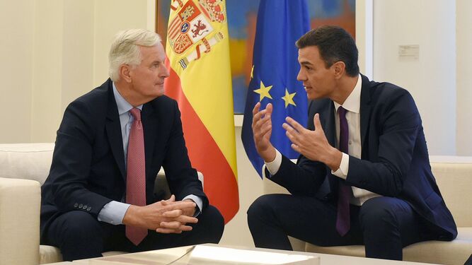 Michel Barnier y Pedro Sánchez dialogan ayer en el Palacio de la Moncloa.
