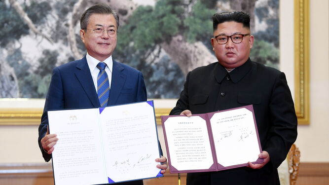 Los presidentes coreanos enseñan los documentos firmados durantes la cumbre