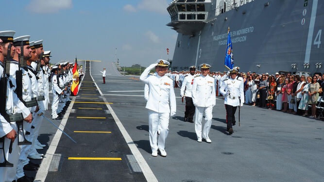 El almirante Juan Rodríguez Garat pasa revista a la formación en la cubierta del 'Juan Carlos I'.