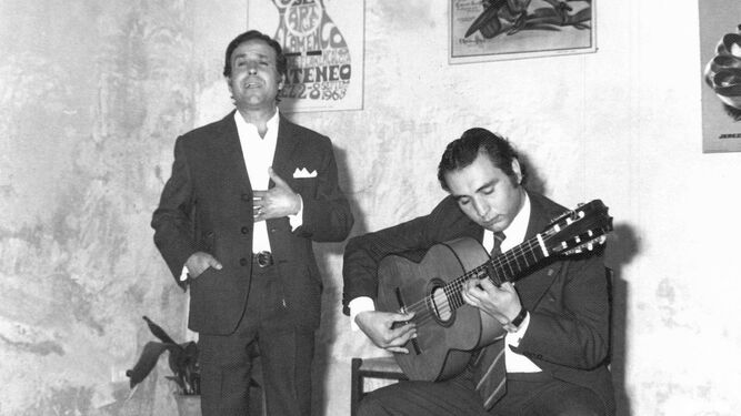 Juan Romero Pantoja 'El Guapo', acompañado a la guitarra por un jovencísimo Parrilla de Jerez.