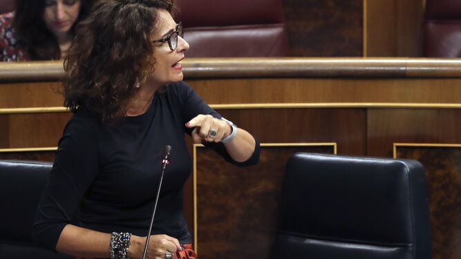 La ministra de Hacienda, María Jesús Montero, en la última sesión de control al Gobierno.
