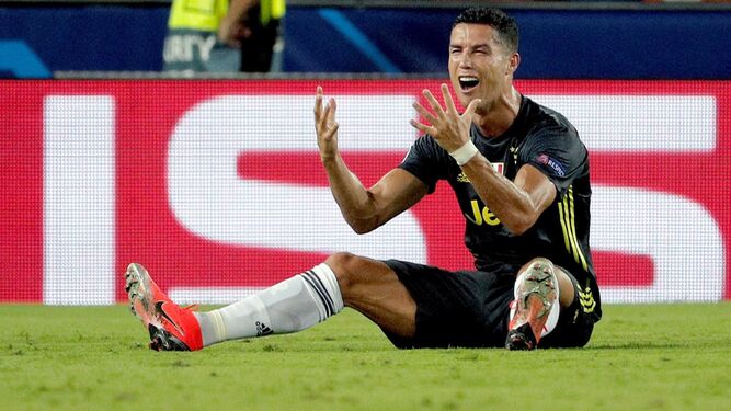 Cristiano Ronaldo reacciona tras ser expulsado ante el Valencia.