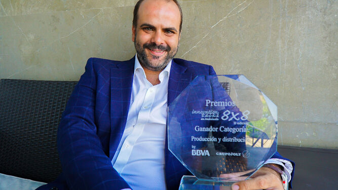 El director de Innoeco, Juan Manuel Funes, muestra el Premio Innovation Talks.