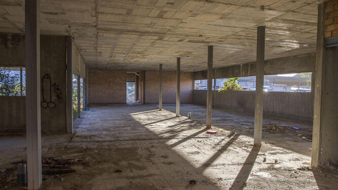 Interior del centro de salud de Camposoto, abandonado desde hace varios años.