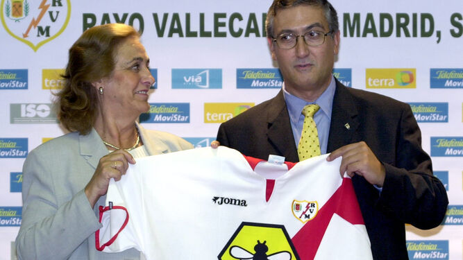 Teresa Rivero presenta a Gregorio Manzano como entrenador del Rayo Vallecano en 2001.