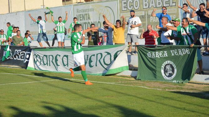 Mawi celebra con la Marea Verde el primero gol del Atlético Sanluqueño.