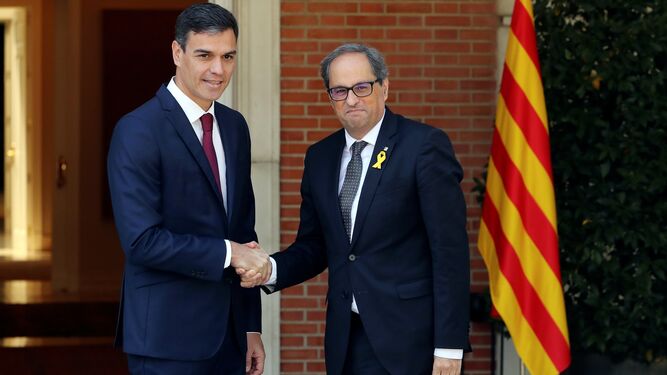 Pedro Sánchez y Quim Torra se saludan antes de una reunión en Moncloa.