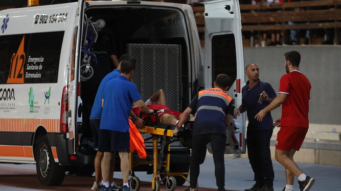 José Manuel Camacho, en el momento de ser evacuado en ambulancia de Chapín para conducirle al hospital.
