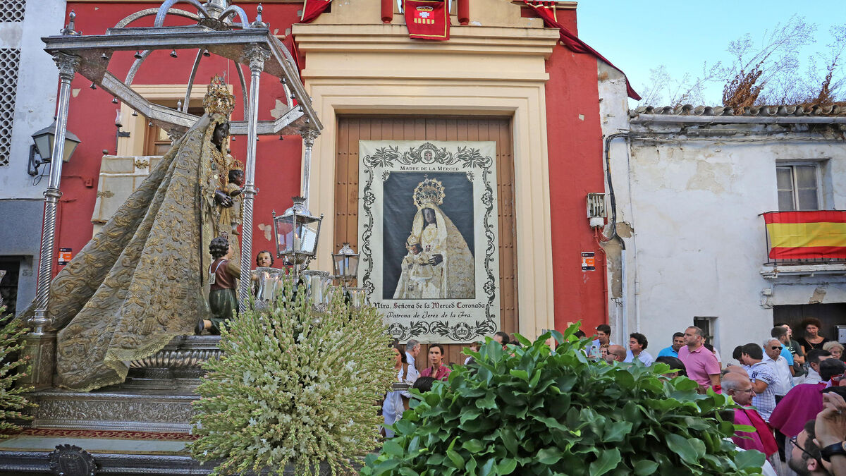 Nuestra Señora de la Merced Coronada saliendo del templo basilical para recorrer las calles de la ciudad.