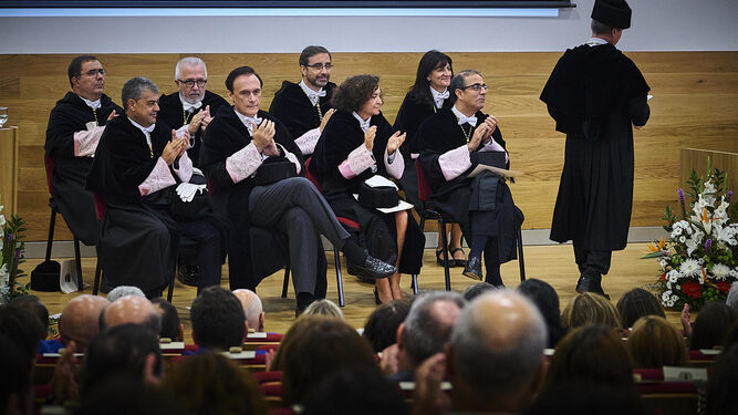 Los rectores de las universidades andaluzas aplauden el discurso de González Mazo, que intervino por última vez como rector en una apertura del curso universitario.
