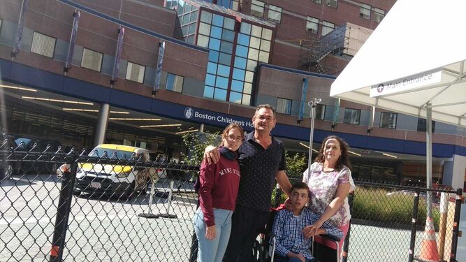 Marcos Carribero junto a sus padres y hermana, días atrás en Boston.