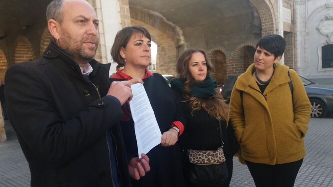 Elena Cortés junto a otros miembros del PCA antes de presentar la denuncia.