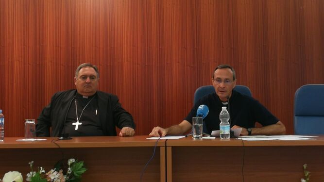 El hermano Juan Carlos junto al obispo Monseñor José Mazuelos, ayer en el obispado.