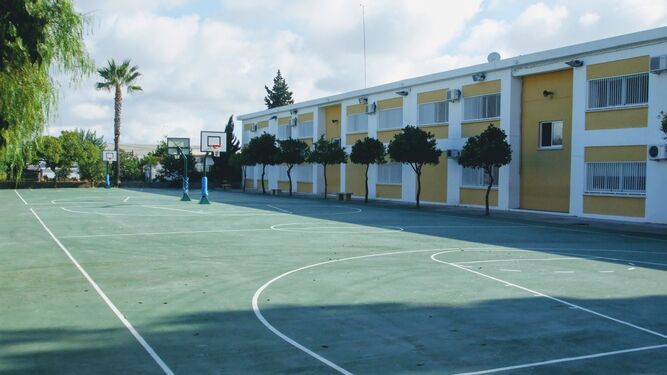 Una vista de las instalaciones deportivas del colegio Maestra Caridad Ruiz, de La Algaida.