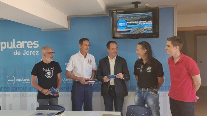 Antonio Saldaña y Jaime Espinar con representantes de los motoclubes.