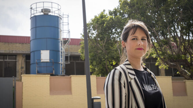 Stacey Mures, la vecina que denunció el exceso de ruido del IES Las Salinas, junto a una de las turbinas de aspiración, en una imagen del pasado abril.