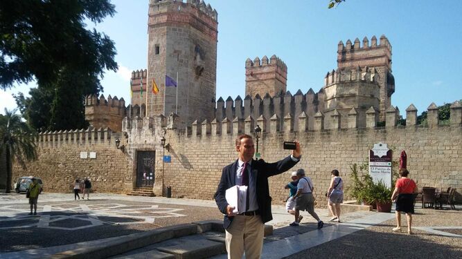 El alcalde de El Puerto, David de la Encina, haciéndose un 'selfie' ayer en la Plaza del Castillo.