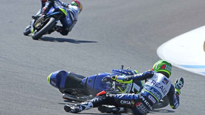 Barry Baltus, deslizándose por el asfalto del trazado jerezano tras caer con la KTM en los entrenamientos de Moto3.