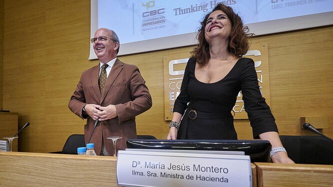 María Jesús Montero y el presidente de la Confederación de Empresarios de Cádiz (CEC), Javier Sánchez Rojas, ayer en la clausura de la TGM.