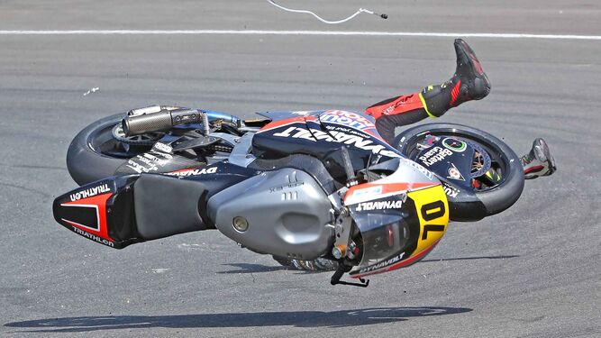 Marc Alcoba (Moto2) sufrió una espectacular caída y varias piezas de su Kalex salieron despedidas por el aire.