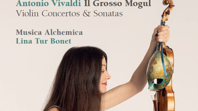 Lina Tur Bonet con uno de los modelos de Dolores Nicolás diseñados para este proyecto.