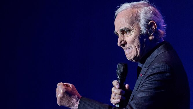 El cantante y compositor francés Charles Aznavour durante una actuacion en Amsterdam en 2016.