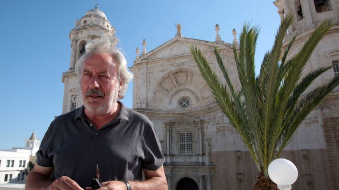 El escritor leonés Julio Llamazares, frente a la catedral gaditana.