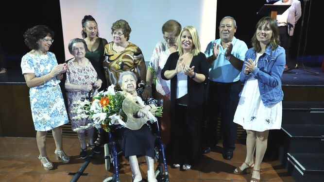 Ana Jiménez recibió ayer el reconocimiento del gobierno municipal.