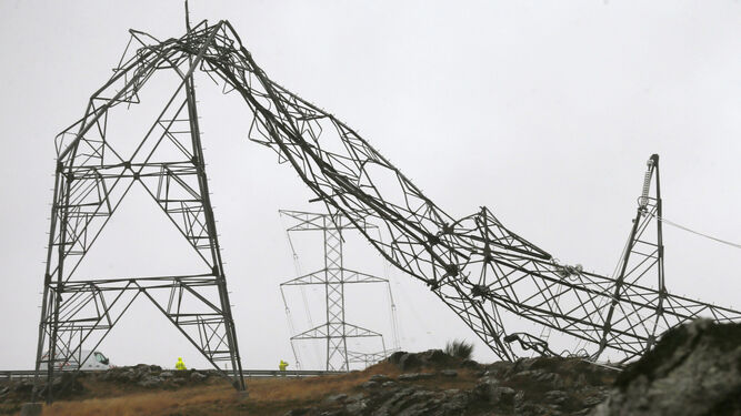 Una torre de tensión eléctrica caída en Galicia.