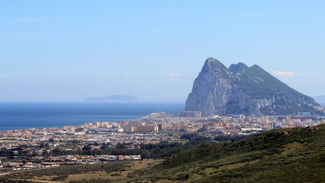 Vista general de Línea de la Concepción, dominada por la silueta de Gibraltar.