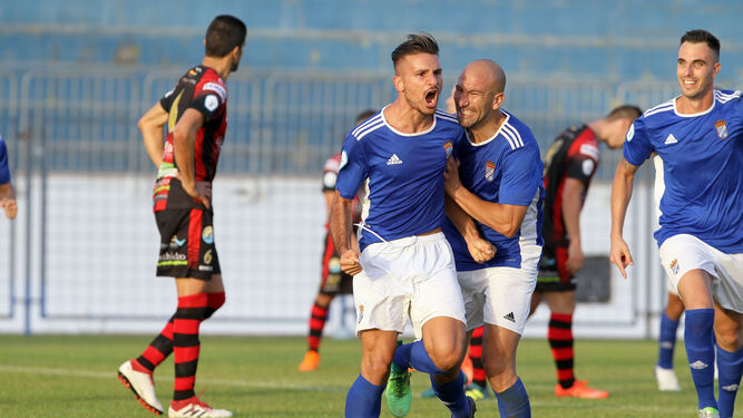 Quirós y Parra celebran el segundo gol ante el Salerm Puente Genil.