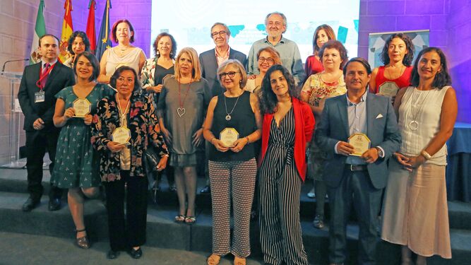 Los premiados posan ayer en los Claustros con la alcaldesa Mamen Sánchez, la directora del centro de Estudios Andaluces, Mercedes de Pablos y el director de la Fundación, José Manuel Cervera.