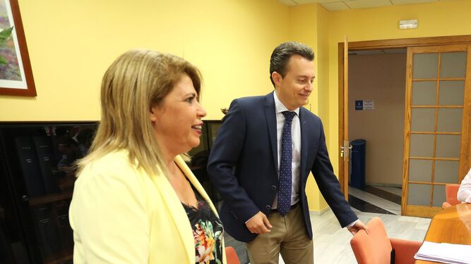 La alcaldesa, Mamen Sánchez, y el delegado de Economía, el pasado mes de julio en el Ayuntamiento.