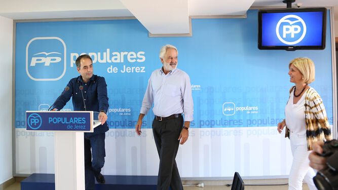 Antonio Saldaña, Agustín Muñoz y María José García-Pelayo, ayer en la sede del PP.