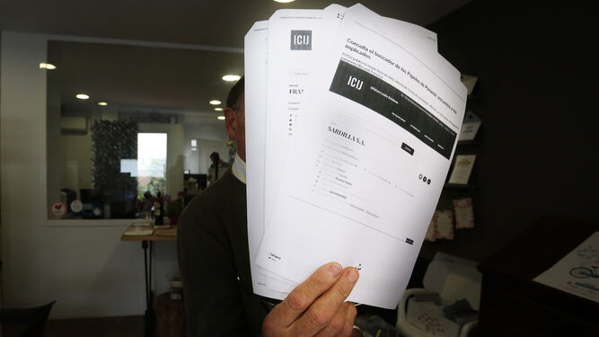 Una de las víctimas muestra a la cámara documentos que certifican las inversiones realizadas en falsos activos.