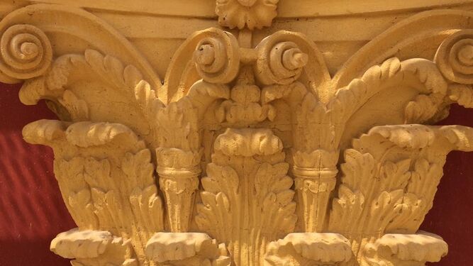 Detalle de uno de los capiteles, a los que se ha dado un tono dorado para contratastar con la fachada rojiza